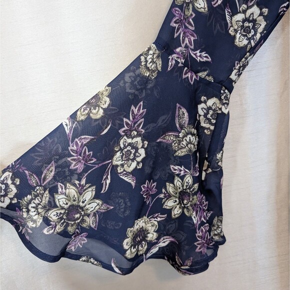 Women's LARGE Top Floral V Neck Long Ruffle Bell Sleeve Tunic Flowy Bohemian - Picture 11 of 14